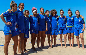 A seleção brasileira de futebol feminino é a melhor seleção da américa do sul. Com Atraso De 30 Anos 1Âª Selecao Feminina De Futebol De Areia E Formada Uol Esporte