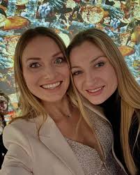 40 urodziny to doskonała okazja, by otworzyć drzwi do świata pełnego  sztuki, fantazji i niezwykłych doświadczeń. Z tej okazji zaprosiłam moje  kochane kobiety, które towarzyszą mi na co dzień, na imersyjną wystawę