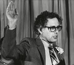 Берни сандерс продает мерч на концерте. Learning To Love Bernie Sanders Or Trying To The New Yorker