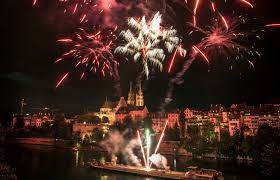 Dies hat der gemeinderat beschlossen. Feurige Hohenfluge Und Musikalische Tief Fliegereien Bundesfeiern In Basel Tageswoche