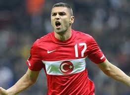 Futbola 13 yaşında antalyaspor altyapısında başladı. Burak Yilmaz Nereli Boyu Kac Yasinda Evli Mi Oynadigi Takimlar