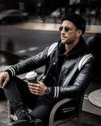 Los Mejores Looks Masculinos Vistos En La Escena Del Street Style Celebrities Leather Jacket Leather Jacket Men Mens Street Style
