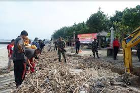 Info pantai teluk awur hari ini. Musim Barat Pantai Teluk Awur Dipenuhi Sampah Ayo Semarang