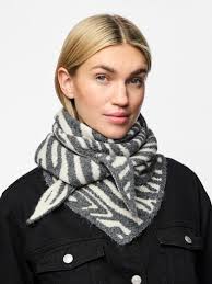 Pieces Naima Triangle Knit Scarf