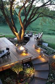 Une terrasse en bois entourant un arbre sans en entraver le sans avoir recours à la maçonnerie, un platelage en bois permet de corriger les configurations de terrain les plus originales, comme ici autour d'un arbre. Une Terrasse Dessinee Autour D Un Arbre On Adore Terrasse Outdoor Bois Backyard Dream Backyard Backyard Patio