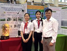 Hai học sinh làm tóc giả từ sợi tơ lá dứa - Báo Khánh Hòa điện tử