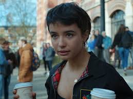 A l'adolescence, il prend des cours de théâtre puis fait de la figuration au cinéma (rue de l'estrapade de jacques becker, 1953). Carmen Kassovitz Une Nouvelle Fille De Sur Le Marche Du Cinema Francais