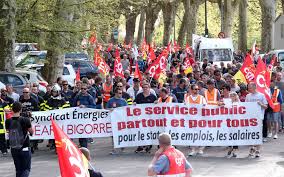 Les syndicats de cheminots mettent en ligne des livrets assez bien faits détaillant les conditions de travail et avantages sociaux des cheminots embauchés au cadre permanent (autre nom du statut)1. Sncf Grosse Manifestation De Cheminots Attendue A Pau Ce Samedi La Republique Des Pyrenees Fr
