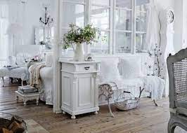 Shabby chic ist ein einrichtungsstil, der sich durch zarte farben, antike möbel und schöne textilien charakterisiert. Kommode Shabby Wohnung In Weiss Einrichten Weisse Schranke Shabby Chic Living Room Shabby Chic Room Chic Living Room