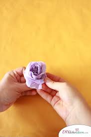 Spielerisch Rosen Basteln Mit Krepppapier Diy Bastelideen Fur Kinder Rosen Basteln Krepppapier Diy Bastelideen Kinder
