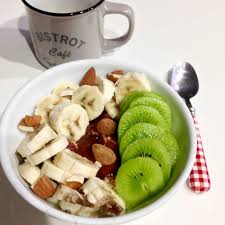 Petit Dejeune Tres Simple Et Healthy Muesli Craquant Bio Banane Kiwi Yaourt De Soja Au Chocolat Bio Amandes Bio La Alimentation Recettes De Cuisine Recette