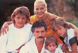 Según lo dicho por pati chapoy, en ventaneando, sergio vive en madrid, españa, junto a la familia que logró formar lejos de los medios y de su. Luis Miguel Los Secretos Revelados De Sergio Basteri Hermano Oculto Del Cantante Spoiler Bolavip