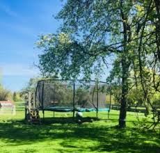 Damit beim springen genügend bodenfreiheit besteht, muss unter dem trampolin eine mulde ausgehoben werden. Trampolin Typen Archive Das Kinder Trampolin