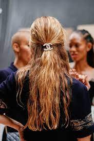 10 Accessoires Cheveux Griffes Pour Upgrader Nos Coiffures De L Ete Hair Styles Hair Inspiration Hair