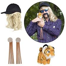 Hat sie oder hat sie nicht? Joe Exotic Tiger King Inspired 6pc Deluxe Halloween Costume For Adults As Seen On Netflix Includes Hat W Mullet Wig Tassels Tiger Plush Stuffed Animal Mustache Shades Sold Separately Walmart Com Walmart Com