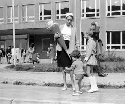 Einschulung In Berlin Der Ehemaligen Hauptstadt Der Ddr Deutsche Demokratische Republik Hauptstadt Der Ddr Ddr Berlin