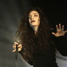 The album received considerable attention for its portrayal of suburban teenage disillusionment and critiques of mainstream culture. Lorde Starportrat News Bilder Gala De