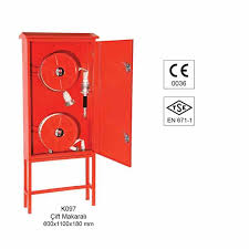 Yangın dolabının üzerine kırmızı zemine beyaz yangin uyarı işareti ve yakınında görülür şekilde 110 yangın ihbar numarası yazılı bunacaktır. Yangin Dolabi Sistemleri Fiyat Imalat Lider Yangin