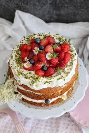 Mega Saftige Schwedische Erdbeertorte Mit Holundersahne Midsommar Torte Castlemaker In 2020 Erdbeertorte Rezept Erdbeertorte Einfacher Nachtisch