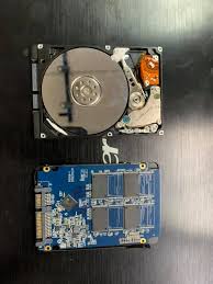 Beza hdd dan ssd ialah hdd merupakan komponen penyimpan data yang lama manakala ssd komponen simpanan data yang baru. Zikr One It Perbezaan Ssd Dan Hdd Guys Tgh Ade Promosi Facebook