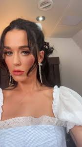 🎉 𝐓𝐨𝐝𝐚𝐲 𝐈 𝐭𝐮𝐫𝐧 𝟒𝟗 🎉 No, this isn't a call for cake (unless  it's carrot cake 🍰), but more a moment of reflection. Over the past year,  I've been thinking about