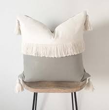 Creme D Oreiller En Ivoire Tassel Et Fringe Throw In 2020 Ivory Throw Pillows Etsy Pillow Covers Throw Pillows