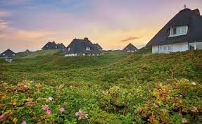 Die überhöhten blöcke in westerland, produkte der gier und geschmacklosigkeit der 1960er und 1970er jahre, wurden illegal gebaut. Sylt Der Promi Sandkasten Geheimnisse Von Deutschlands Sehnsuchtsort Stern De