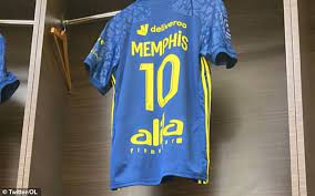 Memphis depay has hinted that he will wear the no. Memphis Depay Handed No 10 Shirt By Lyon In Hint He May Stay Amid Barcelona And Ac Milan Interest Daily Mail Online
