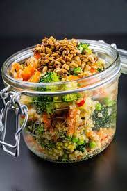 salade de quinoa a emporter 200 g de graines de quinoa 1 tete de brocoli 3 carottes 90 g de petits p salade de quinoa recettes de cuisine recette vegetarienne