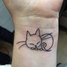 You can ink henna tattoos on your hands, arms, chest, back and while henna tattoos are more normal among women, that does not mean that men do not have. Pin On Tatoos