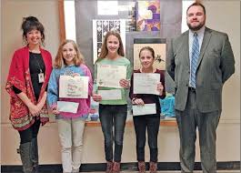 Students help design sign :: Wayne Highlands School District