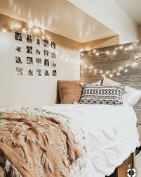 wallpaper can completely change the vibe of a dorm want to see our favorites click th slaapkamerideeen slaapkamerdecoratieideeen tiener slaapkamer decoraties