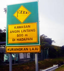 .ini masih dalam pembinaan dan papan tanda had laju 50km/j juga telah diletakkan bagi memastikan pengguna jalan raya mematuhi had laju ditetapkan. Apanakbuat 5 Tip Memandu Di Kawasan Angin Lintang