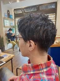 メンズmixパーマ 丸顔 20代 30代におすすめビジネス オフィス 大人カジュアル 爽やか小顔ツーブロック 刈り上げ かきあげ前髪 黒髪 ブラック ヘアサロン予約 ozmallビューティ ヘアサロン パーマ かきあげ前髪