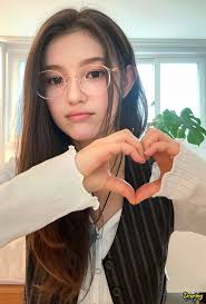 Danielle Instagram直播相冊更新》  --------------------------------------‐------------------- 好喜歡戴眼鏡的牟丹尼啊💗💓