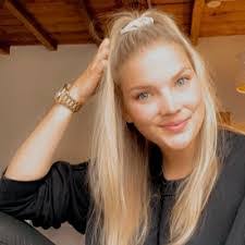 Lisa Erdmann's Instagram, Twitter & Facebook