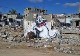 En juillet 2005, le graffeur anglais banksy, dont l'anonymat fait perdurer le mystère, se rend en cisjordanie à l'occasion de l'anniversaire de l'avis rendu par la cour internationale de justice de la haye. Banksy Heads To Gaza For Palestinian Cause Artnet News