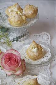 Noon E Khame I Persische Windbeutel Mit Rosen Pistazien Sahne Labsalliebe Persische Rezepte Pistazien Iranische Kuche