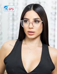 La miopía es afección en la que los objetos cercanos se ven claramente,  pero no así los que están lejos.⁣ ✔️La miopía generalmente es hereditaria.⁣  ✔️Los objetos lejanos se ven borrosos. La