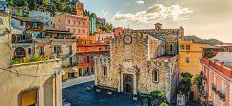 Taormina (taurmina, or taummina, in sicilian) is an italian town of 11,086 inhabitants located in the metropolitan city of messina, in sicily. Taormina Spiagge Cosa Vedere E Hotel Consigliati Sicilia Info