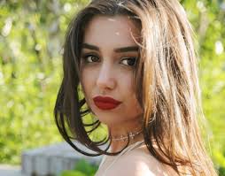 Meet Violet Somers | The Extravagant