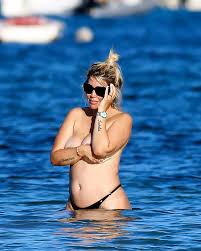 Wanda Nara paparazzata in topless a Ibiza: il dettaglio osè non sfugge ai  fan