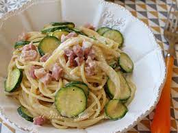 Scolare e rimettere in padella. Pasta Cremosa Con Zucchine E Pancetta Ricetta Con Philadelphia