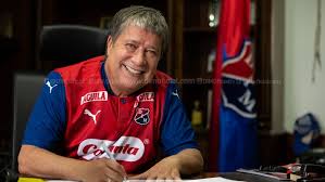Deportivo independiente medellín, also known as dim or independiente medellín, is a colombian professional football team based in medellín that currently plays in the categoría primera a. Independiente Medellin Oficial El Bolillo Gomez Firma Como Nuevo Tecnico Del Independiente Medellin Marca Claro Colombia