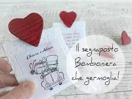 Se è vero che basta il pensiero, questo detto calza a pennello per le bomboniere matrimonio: Favors For Planting Wedding Favors Placemats Heart Favors Wedding Placemats Recycling Table Newlyweds With Seeds Sprouting Con Immagini Bomboniere Bomboniera Bomboniere Di Nozze
