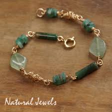 Kralen, nuggets, op draad of gewoon van splitsteentjes. Gouden Armband Groene Edelstenen
