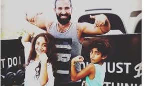 تخطت أغنية 200 جنيه التى طرحها النجم أحمد سعد كأغنية دعائية لفيلم 200 جنيه حاجز نص مليون مشاهدة، ومن المقرر طرحه في السينمات يوم 25 أغسطس الحالي، وهى من كلمات عبد الله حسن. Ø«ÙØ§Ø« ÙØ³Ø§Ø¡ ÙÙ Ø­ÙØ§Ø© Ø£Ø­ÙØ¯ Ø³Ø¹Ø¯ Ø£Ø®Ø±ÙÙ Ø³ÙÙØ© Ø§ÙØ®Ø´Ø§Ø¨