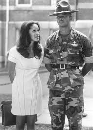 Una volta in pensione cerca di reinventarsi una vita al di fuori delle dure leggi militari. Major Payne 1995
