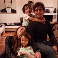 Más conocida como lucy, la menor de los hijos de carlos vives y herlinda gómez, con tan solo 22 años tiene una interesante carrera dentro del modelaje en la ciudad de nueva orleans. Carlos Vives On Twitter Que Felicidad Mis Cuatro Hijos Juntos Los Amo Http T Co Jkuxnuowlg