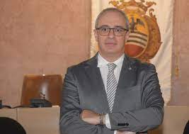 Contro schiamazzi notturni, assembramenti e condotte moleste, insomma quella che si definisce come la malamovida, sono in arrivo ordinanze studiate appositamente dalla giunta. Kfxlg7mfnp3ahm